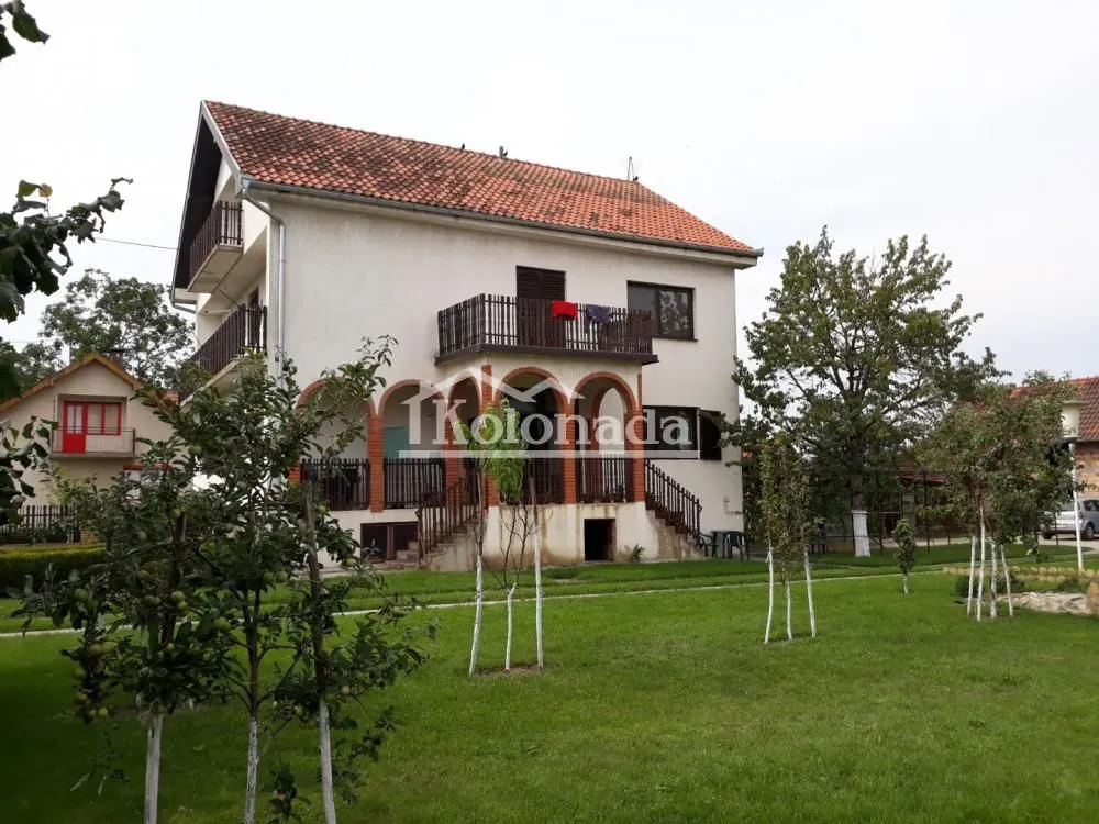 Prodaja, kuća, 377m², Centar, Inđija