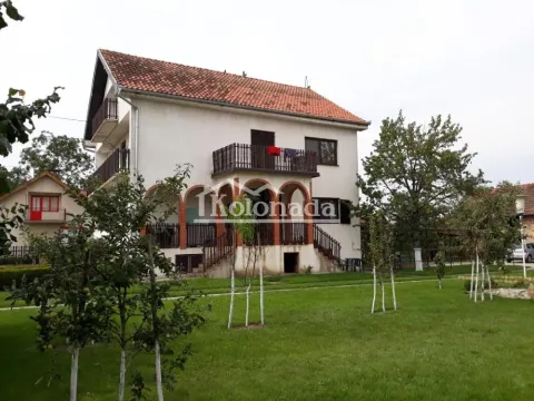 Prodaja, kuća, 377m², Centar, Inđija - image 1
