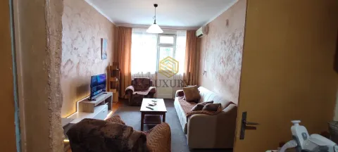 Dnevni boravak sa garniturom, TV-om i izlazom na terasu. - image 2