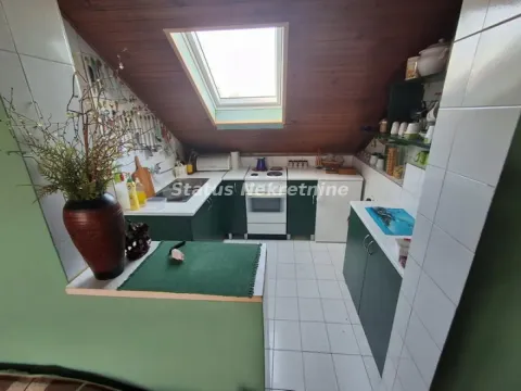 Manja kuhinja u potkrovlju sa drvenim krovom i krovnim prozorom. - image 14