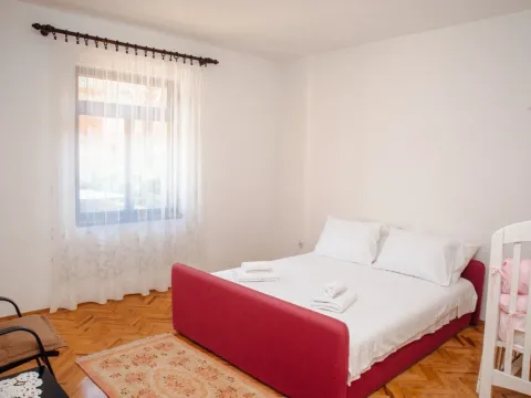 Izdavanje, dvosoban stan, 91m², Škaljari, Kotor - image 14