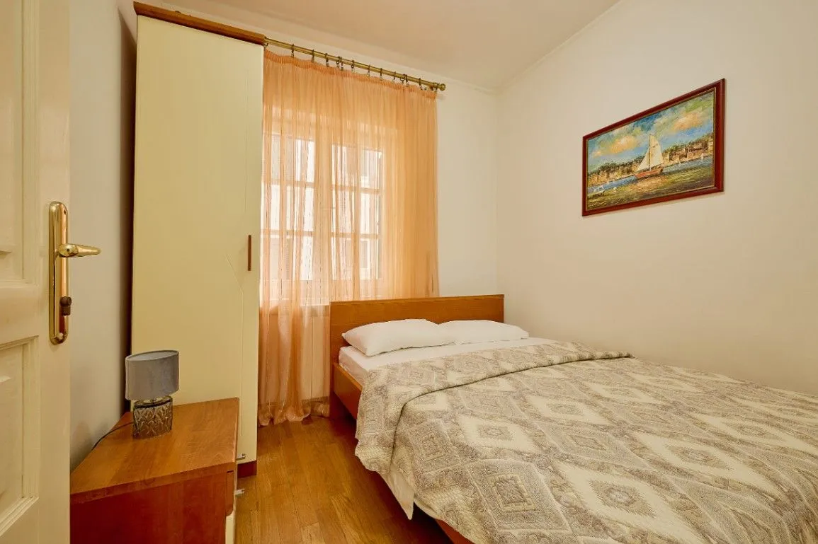 Sale, four bedroom apartment, 89m², Sveti Stefan, Budva