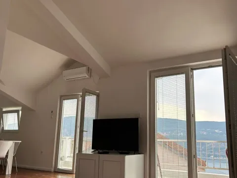 Rent, two bedroom apartment, 74m², Njivice, Herceg Novi - image 4