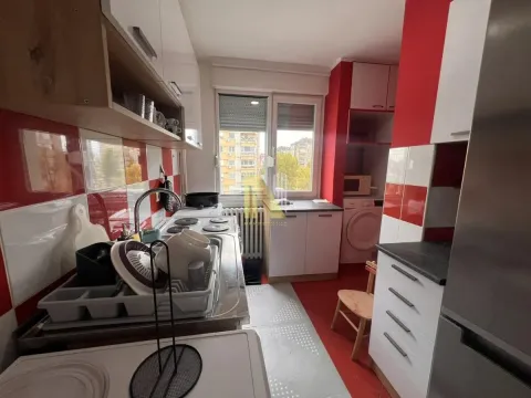 Manja kuhinja sa belim i drvenim elementima, sudoperom i prozorom. - image 10