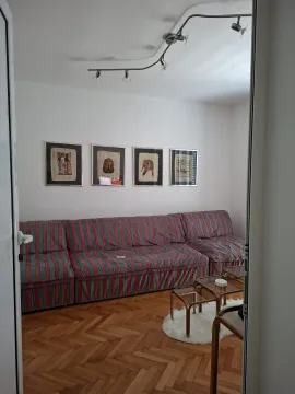 Pogled kroz vrata na dnevnu sobu sa kaučem i parketom. - image 5