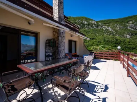 Prodaja, kuća, 450m², Škaljari, Kotor