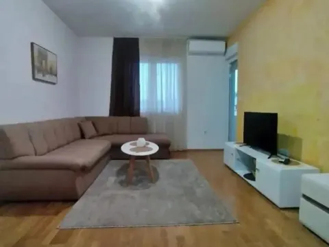 Izdavanje, jednosoban stan, 45m², Stari Aerodrom, Podgorica - image 1