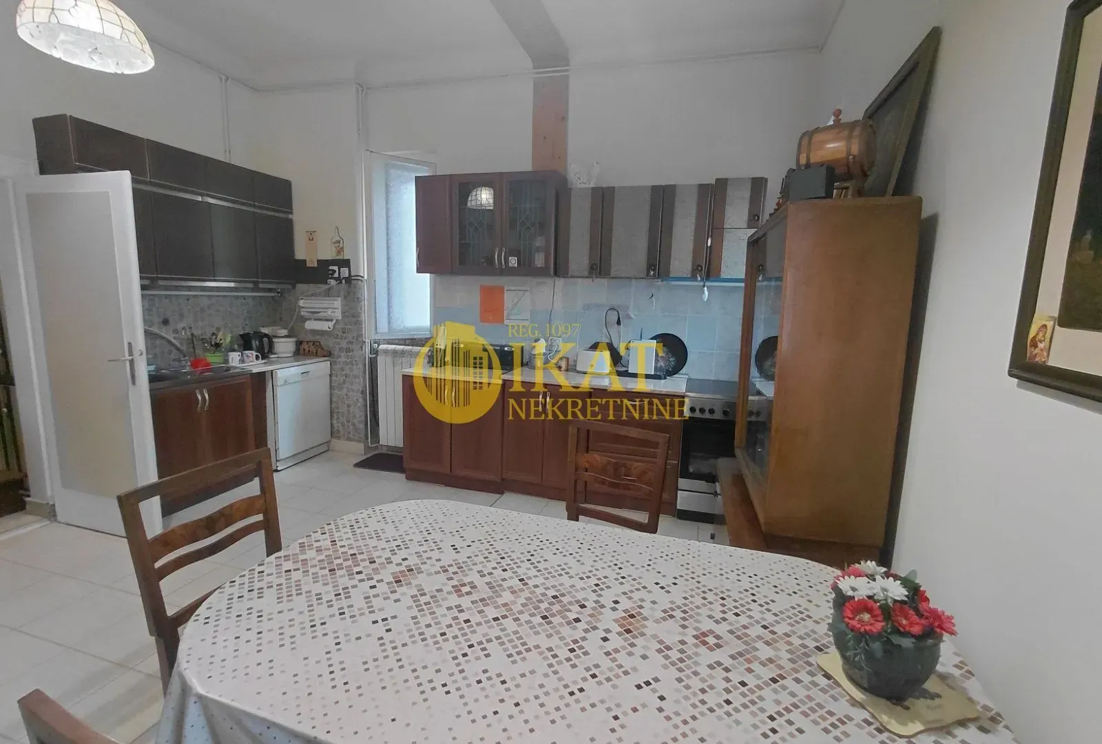 Prodaja, četvorosoban stan, 110m², Zemun Centar, Zemun Sve Podlokacije