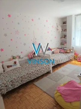 Dečja soba sa dva kreveta i tapetama sa motivom zvezda. - image 7