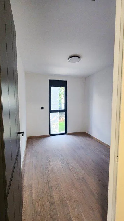 Izdavanje, trosoban stan, 111m², Vezirov Most, Podgorica
