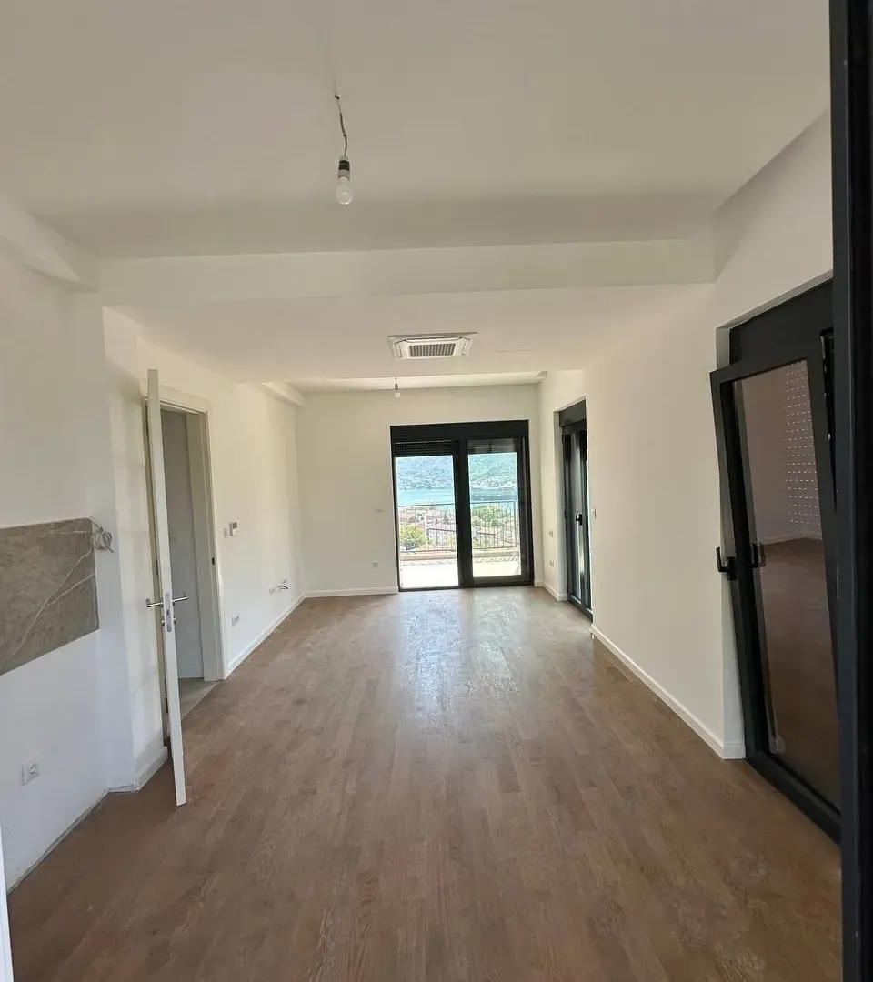 Prodaja, dvosoban stan, 72m², Dobrota, Kotor