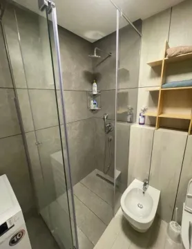 Savremeno opremljeno kupatilo sa tuš kabinom i sanitarijama. - image 9