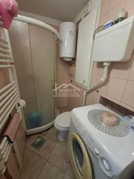 Manje kupatilo opremljeno tuš kabinom, WC šoljom i veš mašinom. - image 5