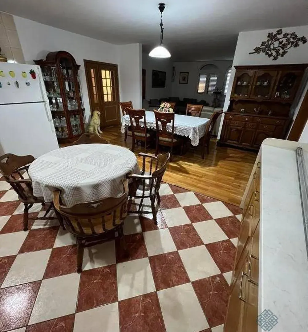 Izdavanje, kuća, 400m², Zlatica, Podgorica