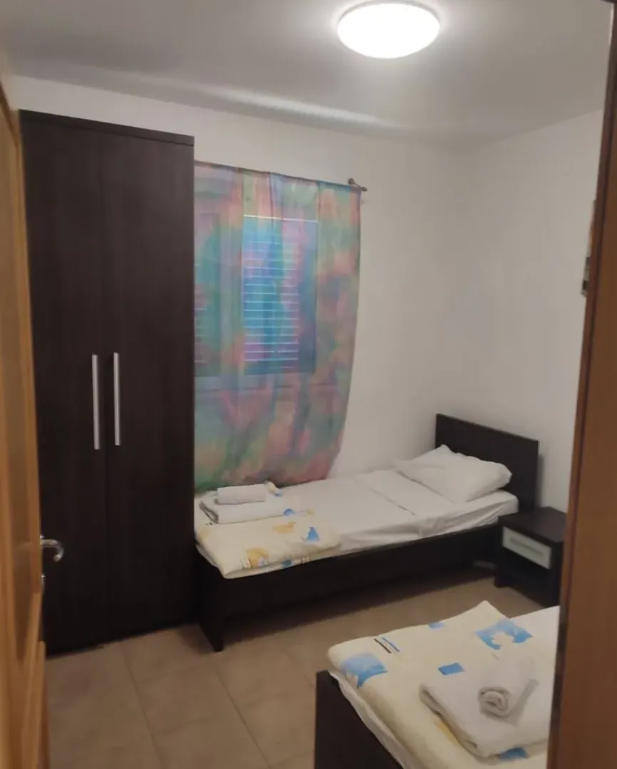 Izdavanje, dvosoban stan, 57m², Bečići, Budva