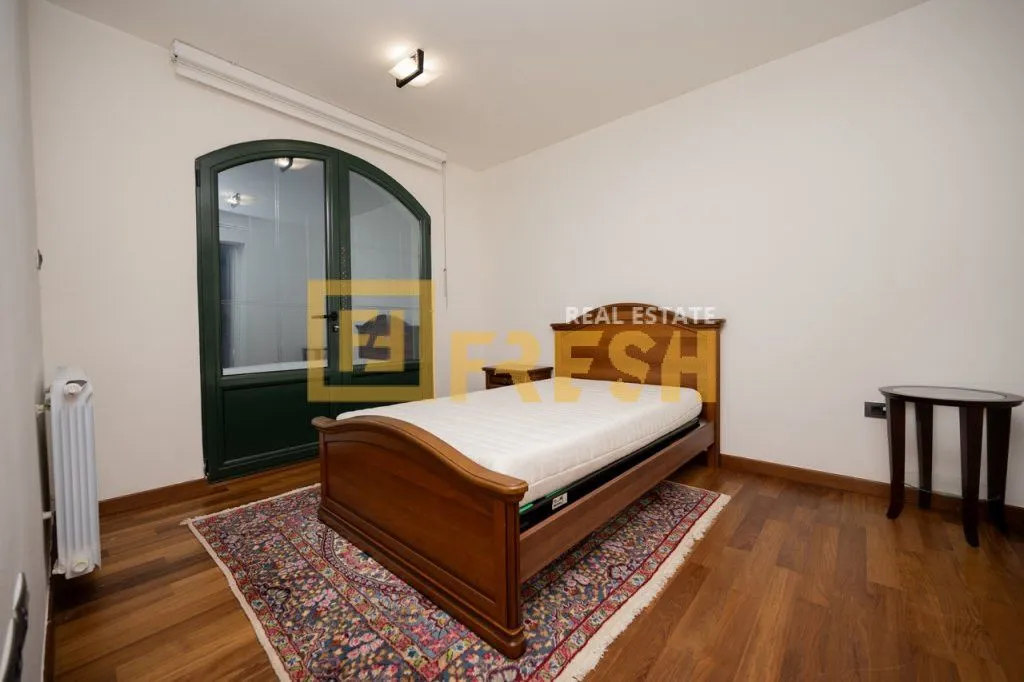 Rent, house, 380m², Mareza, Podgorica