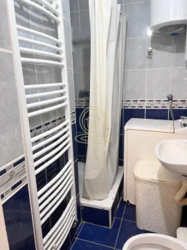 Kupatilo sa tuš kabinom, umivaonikom i veš mašinom. - image 15