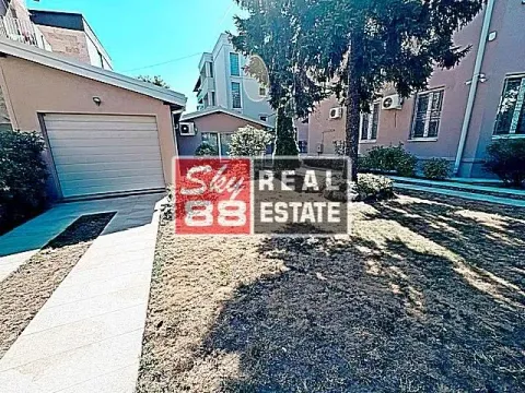View of the yard and garage in front of the house. - image 9