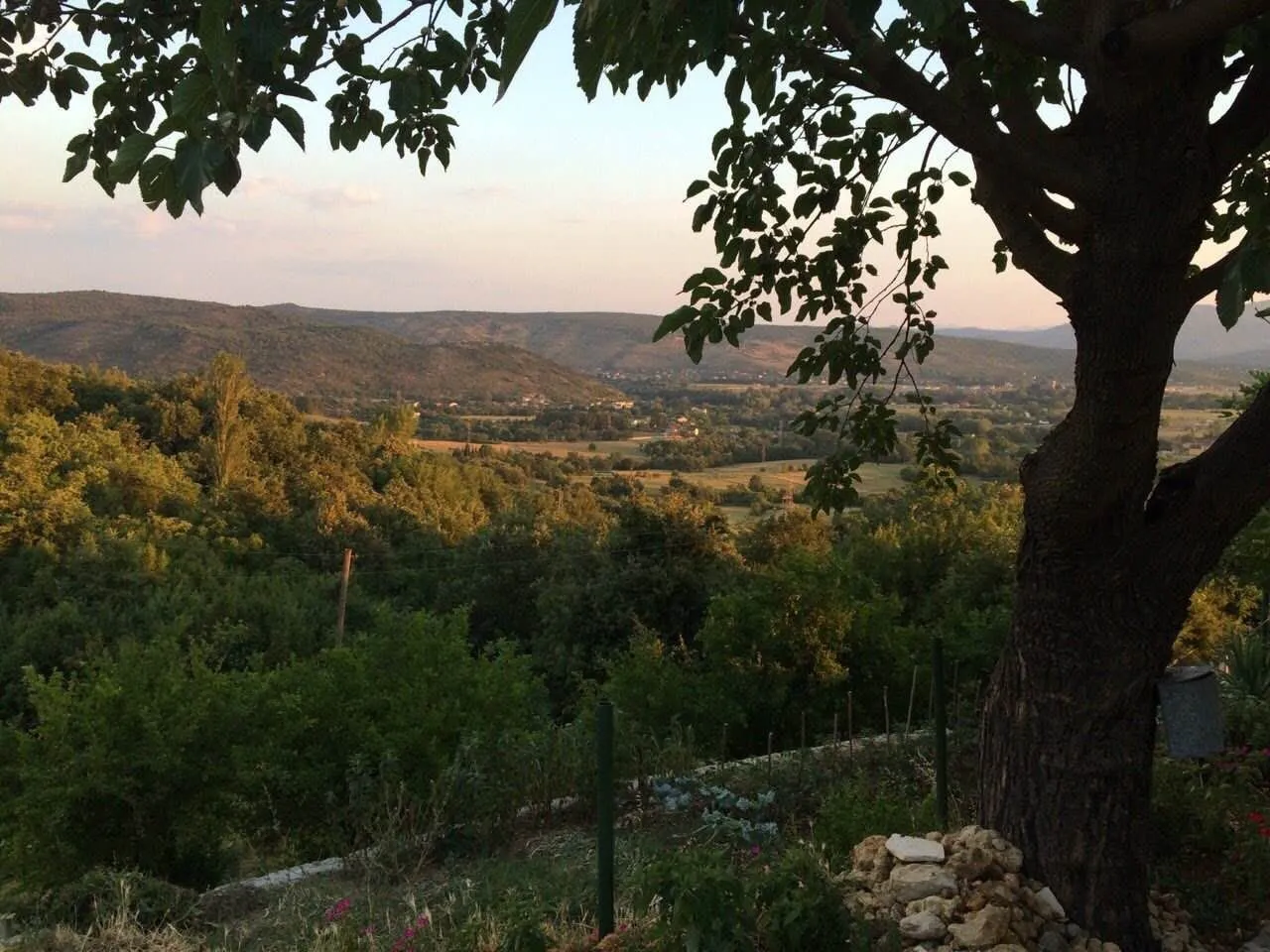 Prelijep pogled na brda i dolinu sa imanja.