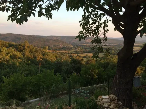 Prelijep pogled na brda i dolinu sa imanja. - image 3
