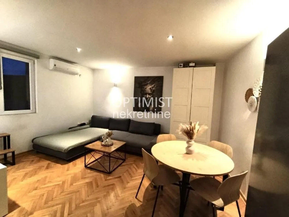 Izdavanje, dvosoban stan, 49m², Skadarlija, Beograd