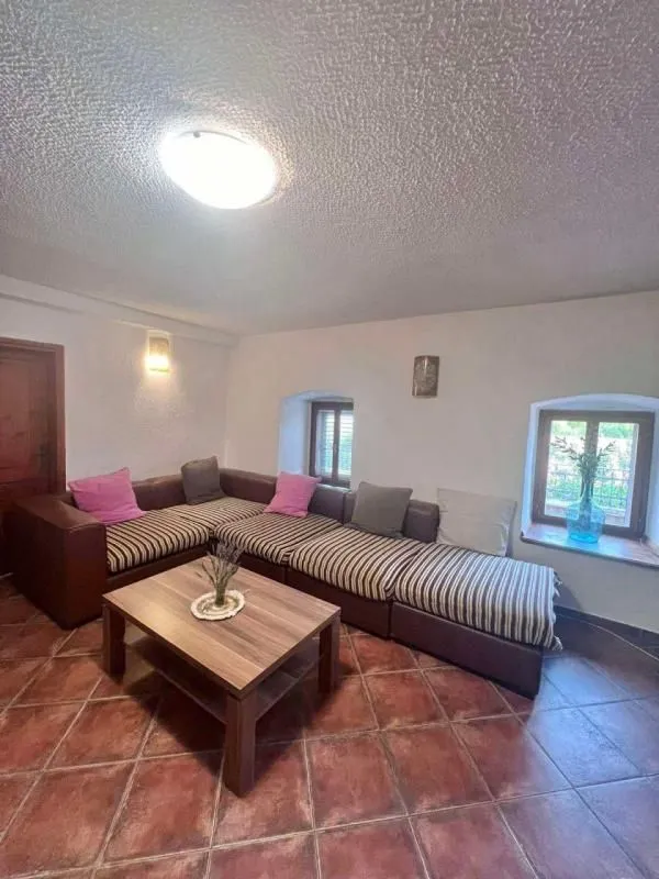 Izdavanje, kuća, 443m², Reževići, Budva