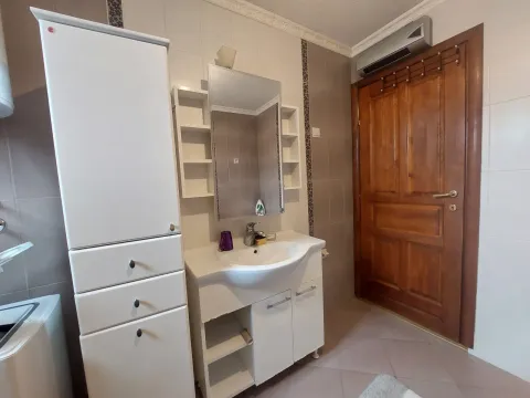 Manje kupatilo sa umivaonikom, ormarićem i drvenim vratima. - image 16