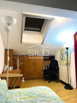 Potkrovlje opremljeno krevetom, plakarom, radnim stolom i krovnim prozorom. - image 4
