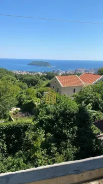 Pogled sa terase na kuće i more sa ostrvom u pozadini. - image 2
