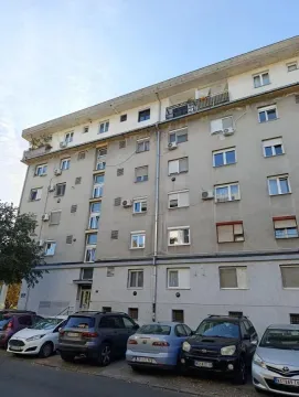 Fasada stambene zgrade sa parkingom i parkiranim automobilima. - image 29