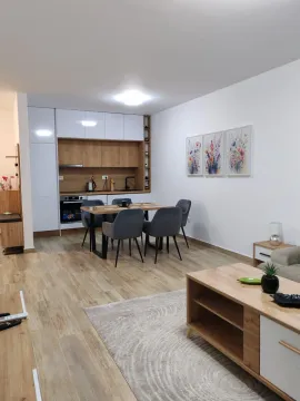 Moderan dnevni boravak sa trpezarijom i kuhinjom. - image 2