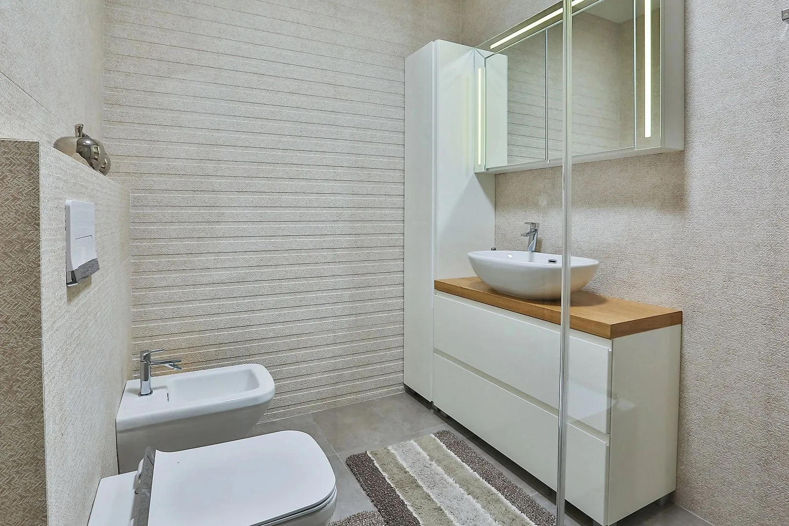 Izdavanje, dvosoban stan, 117m², Centar, Budva