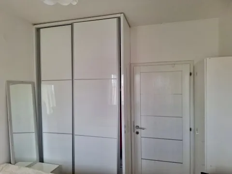 Bijeli garderober sa kliznim vratima i ogledalom u spavaćoj sobi. - image 5