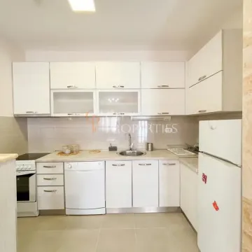 Manja bijela kuhinja sa sudoperom, šporetom i frižiderom. - image 10