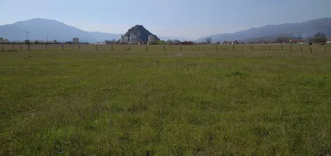 Pogled na prostrano zemljište sa planinama u pozadini. - image 2
