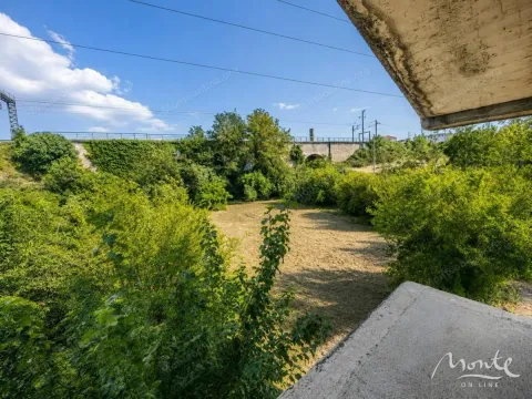 Pogled na zelene površine i prirodu sa terase. - image 35