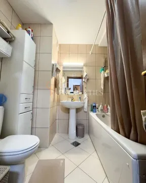 Kupatilo opremljeno sanitarijama, kadom, umivaonikom i bijelim ormarićem. - image 8