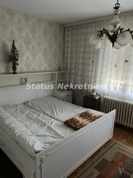 Nameštena spavaća soba sa bračnim krevetom i prozorom. - image 16