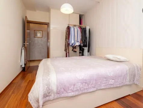 Furnished bedroom with a double bed and built-in wardrobe. - image 5