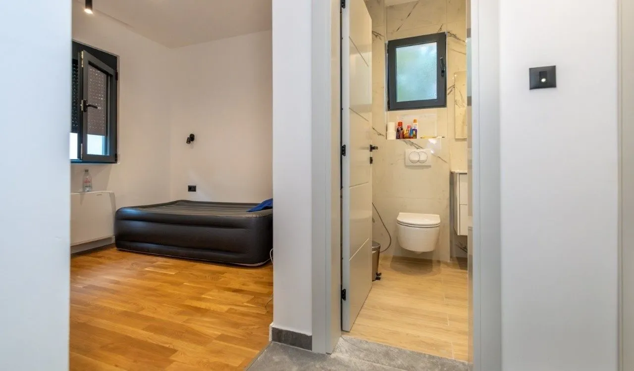 Izdavanje, kuća, 180m², Gornja Gorica, Podgorica