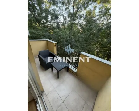 Manji namešteni balkon sa pogledom na zelenilo. - image 9