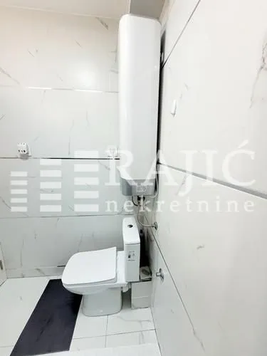 View of the bathroom with sanitary fixtures and a water heater.