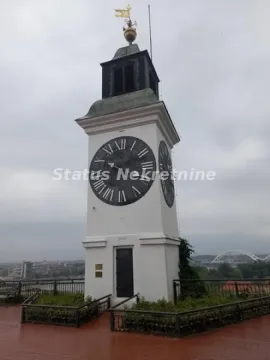 Pogled na istorijski toranj sa satom sa terase na vrhu. - image 5