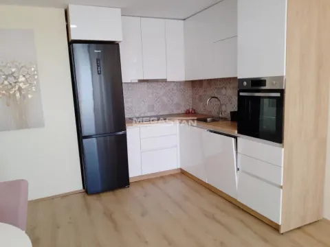 Moderna kuhinja sa belim elementima, ugradnom rernom i crnim frižiderom. - image 6