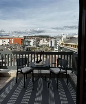 Balkon sa garniturom za sjedenje i pogledom na grad. - image 10