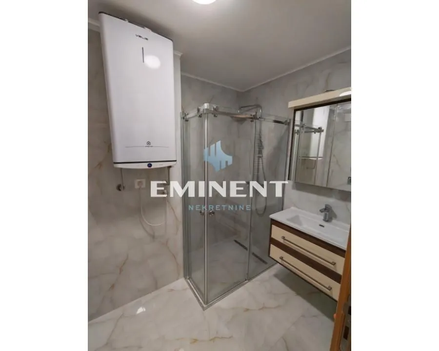Izdavanje, trosoban stan, 77m², Savski Venac, Beograd