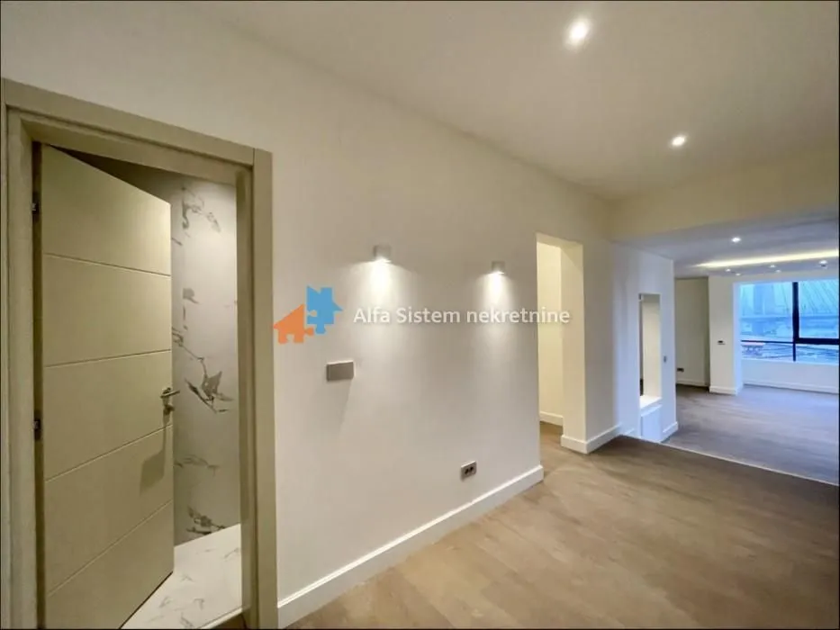 Izdavanje, četvorosoban stan, 174m², Savski Venac, Beograd