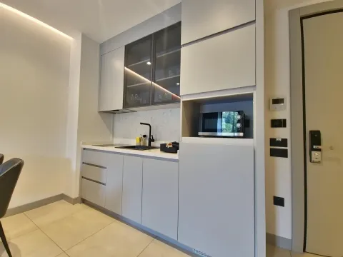 Moderna kuhinja sa sivim elementima i ugrađenim aparatima. - image 4