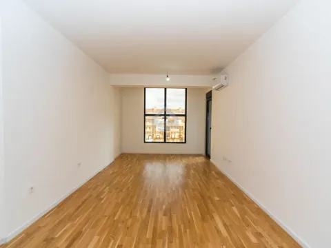 Izdavanje, dvosoban stan, 67m², Stari Aerodrom, Podgorica - image 1