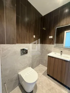 Moderne kupatilo sa umivaonikom, ogledalom i toaletom. - image 4